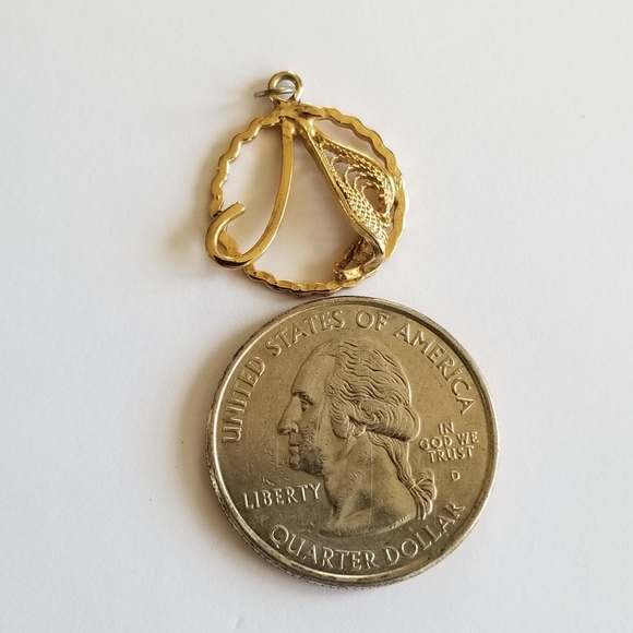 Vintage pendant circle filigree leaf curlicue gold tone metal charm - Picture 8 of 8